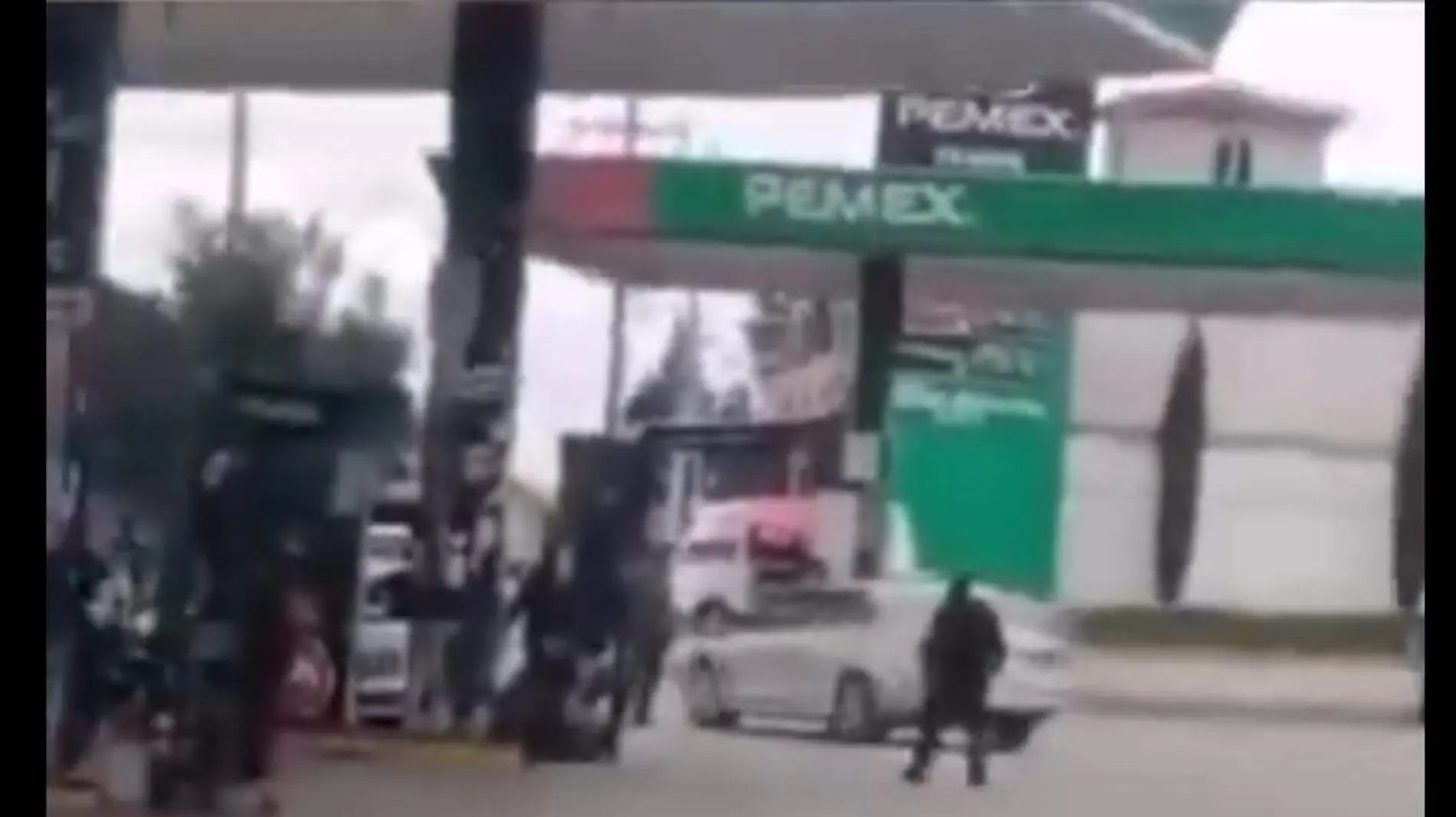 agresión policías a  masculino en gasolinera (1)